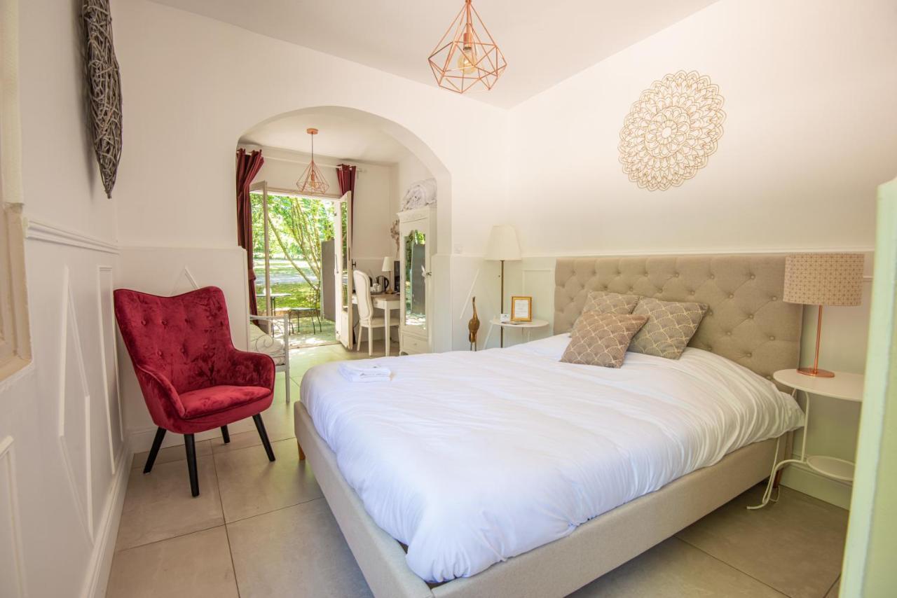Chateau Des Ayes - Chambres & Suites Saint-Étienne-de-Saint-Geoirs Εξωτερικό φωτογραφία
