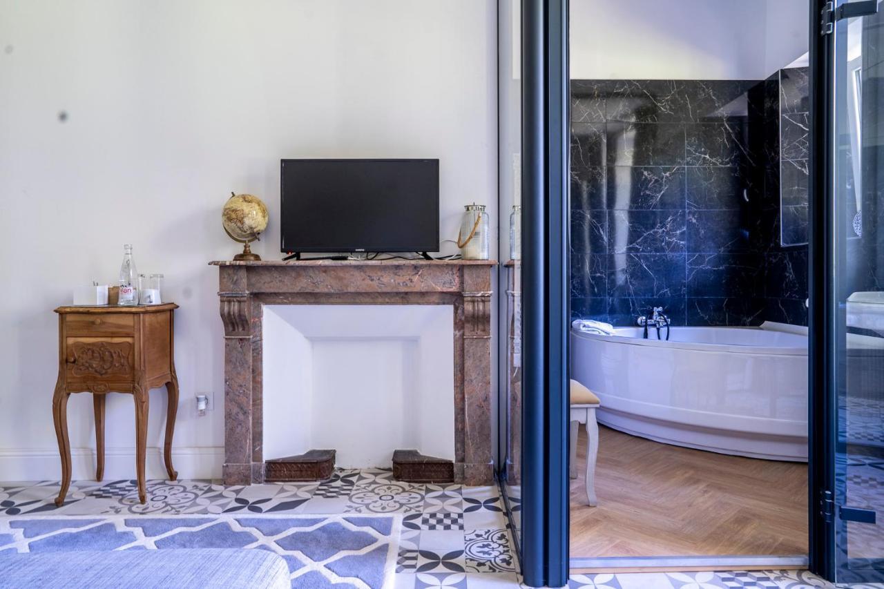 Chateau Des Ayes - Chambres & Suites Saint-Étienne-de-Saint-Geoirs Εξωτερικό φωτογραφία